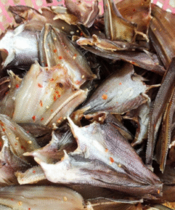 Khô cá lóc miếng trong rổ nhựa màu hồng