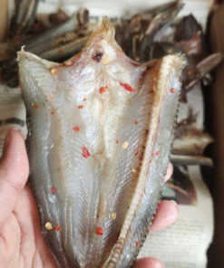 Cận cảnh một miếng khô cá lóc cầm tay