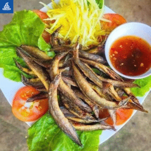 Đĩa khô cá chạch chiên ăn kèm rau sống và xoài bào sợi