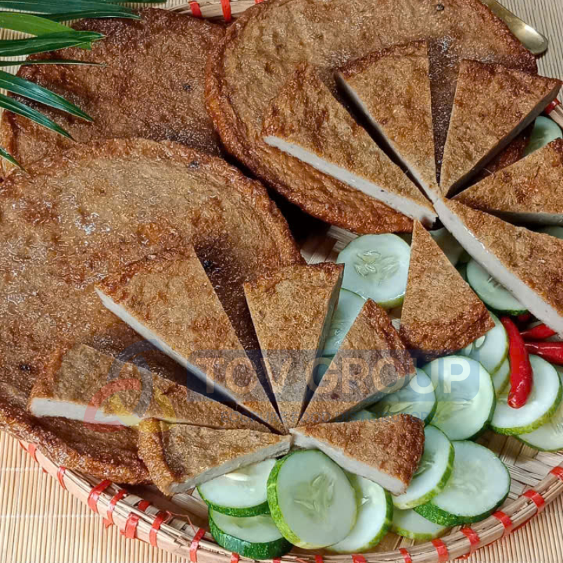 Chả cá chiên có thể ăn kèm bún, cơm, bánh mì hoặc làm món kho