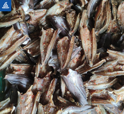 Rổ đầy khô cá lóc miếng đã chế biến xong