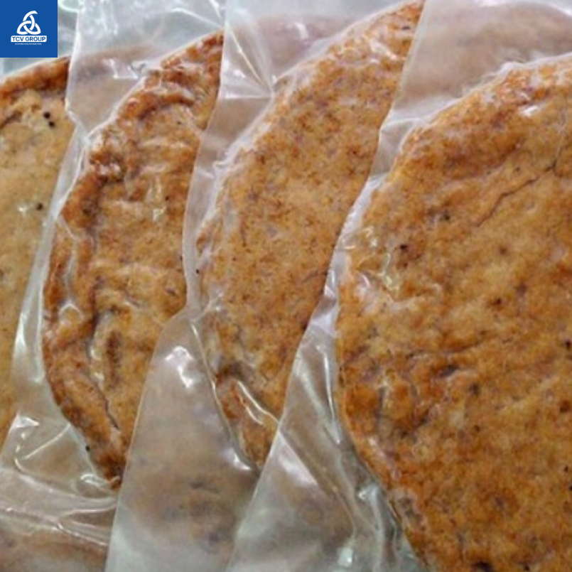 Chả cá chiên đóng gói hút chân không từng miếng lớn.