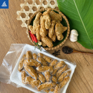 Chả cá lục cục trong rổ tre và trong khay hút chân không