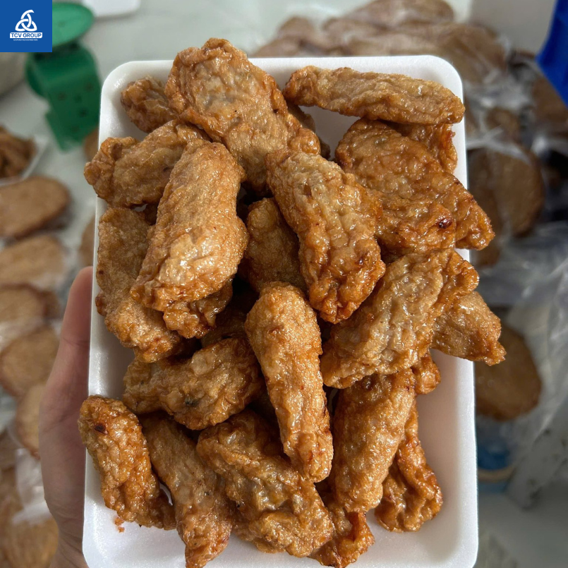 Một khay xốp đựng đầy chả cá lục cục chiên vàng