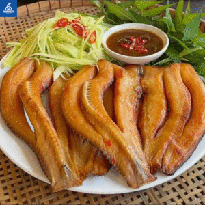 Khô cá lóc ăn kèm xoài bào, rau thơm và nước mắm chua ngọt