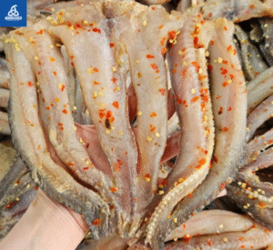 Khô cá lóc xẻ miếng được tẩm ớt, cầm tay.