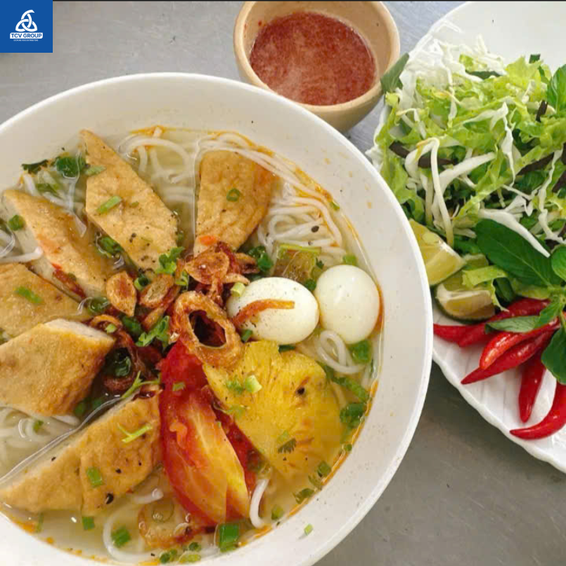 món bún chả cá thơm ngon ăn kèm rau sống