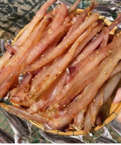 Cá lóc phi lê tẩm gia vị xếp đầy mẹt tre