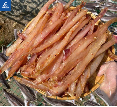 Cá lóc phi lê tẩm gia vị xếp đầy mẹt tre