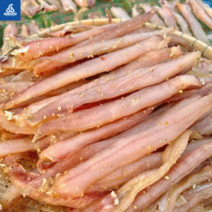 Cá lóc phi lê tẩm gia vị sẵn sàng cho chế biến.