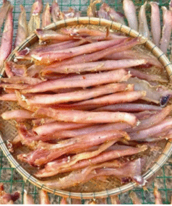 Cá lóc phi lê được xếp đều trong mẹt tre trên giàn lưới