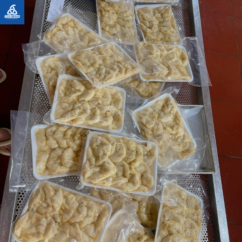 Khay chả mực Hạ Long được hút chân không để bảo quản lâu dài