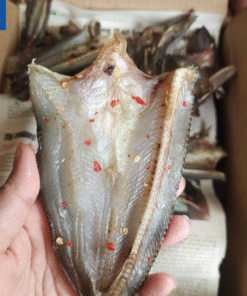 Cận cảnh một miếng khô cá lóc 2 nắng có tẩm ớt