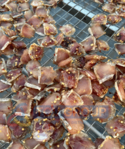 khô gò má cá lóc đang phơi trên vỉ lưới