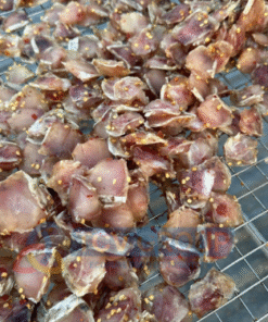 đặc sản khô gò má cá lóc rải đều trên vỉ lưới phơi