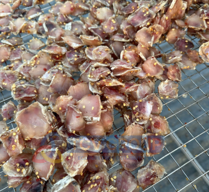 đặc sản khô gò má cá lóc rải đều trên vỉ lưới phơi