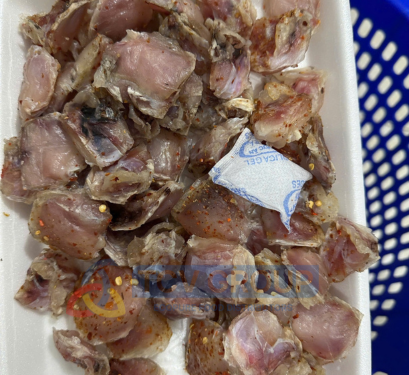 khô gò má cá lóc đóng hộp sẵn trong khay xốp trắng