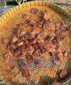 khô gò má cá lóc được phơi trên mẹt tre dưới nắng