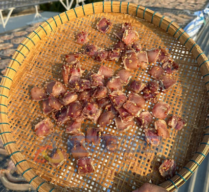 khô gò má cá lóc được phơi trên mẹt tre dưới nắng