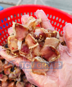 khô gò má cá lóc tươi được cầm trên tay đeo găng tay nilon