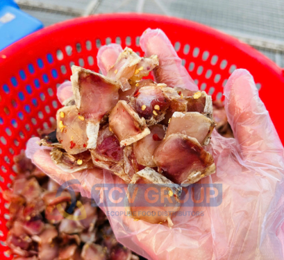 khô gò má cá lóc tươi được cầm trên tay đeo găng tay nilon