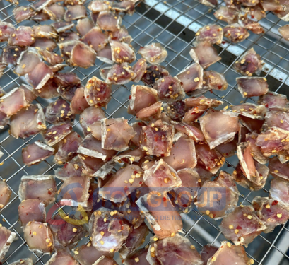 khô gò má cá lóc đang phơi trên vỉ lưới