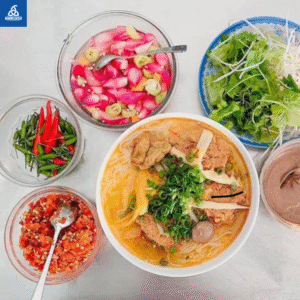 món bún chả cá được ăn kèm rau sống