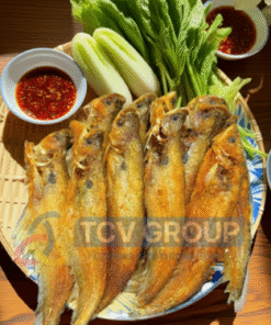 Khô cá trèn chiên giòn ăn kèm rau sống và nước chấm