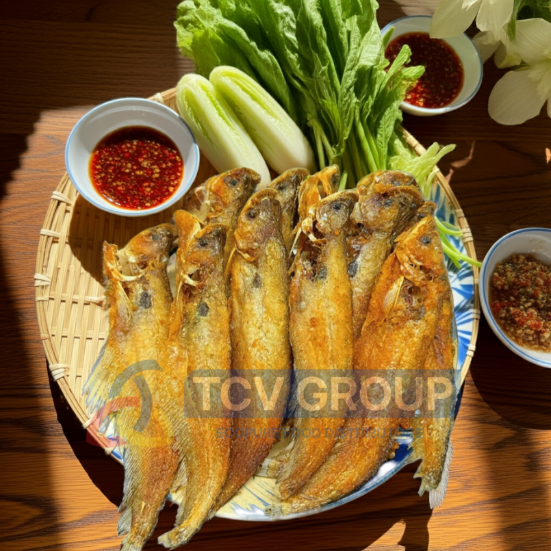 Khô cá trèn chiên giòn ăn kèm rau sống và nước chấm