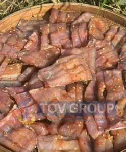 Cá lóc phi lê miếng ướp ớt tươi phơi nắng trên mẹt tre