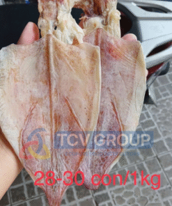 Mực khô size 28-30 con được cầm cận cảnh trên tay, cho thấy rõ đặc điểm thân hình và chất lượng của hai con mực.