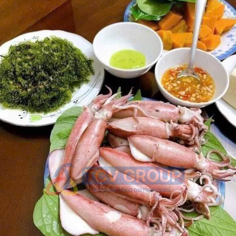 Mực hấp thuyền ăn kèm rong biển