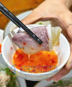 Mực trứng size trung đang chấm sốt