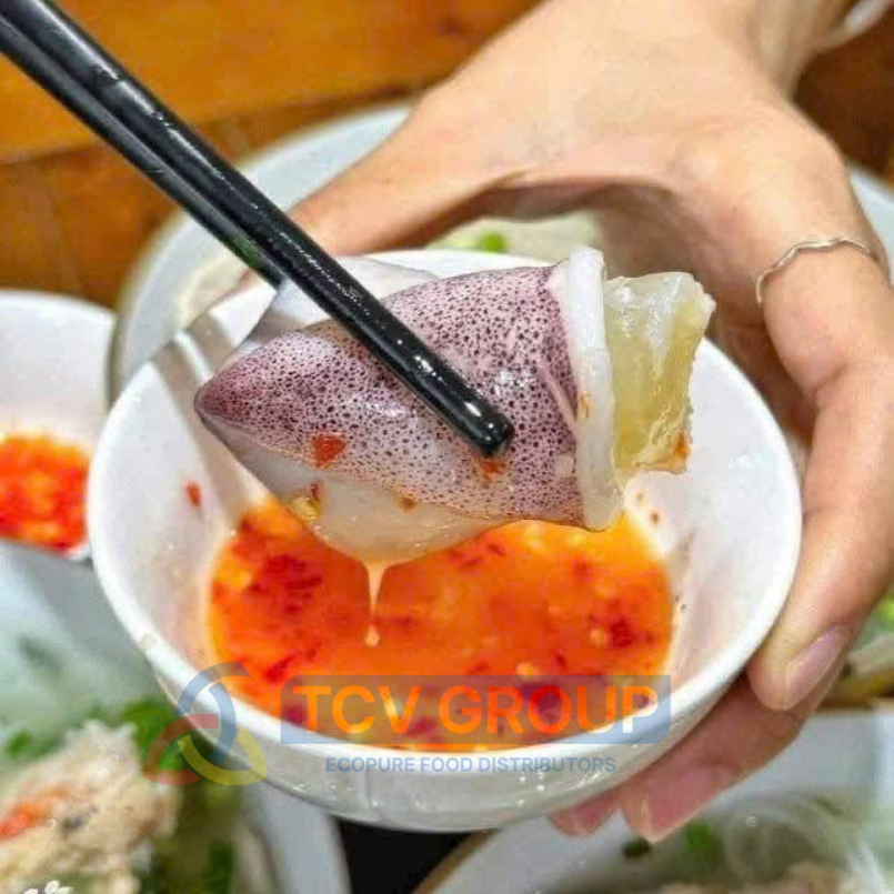 Mực trứng size trung đang chấm sốt