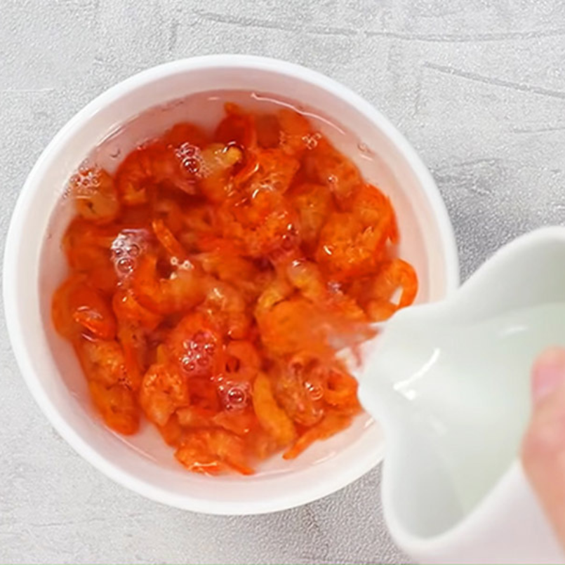 ngâm tôm khô với nước