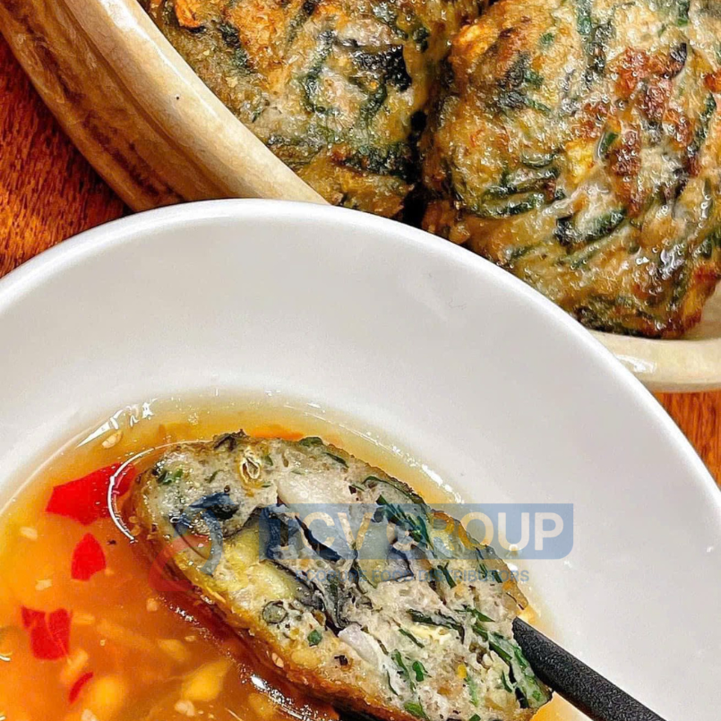 Miếng chả ốc miếng ngon tuyệt vời chấm sốt