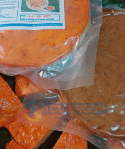 Cận cảnh bao bì chả cá với thông tin HSD và số điện thoại liên hệ của TCV Group