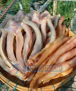 khô cá lóc miếng và khô cá lóc sợi phơi dưới nắng