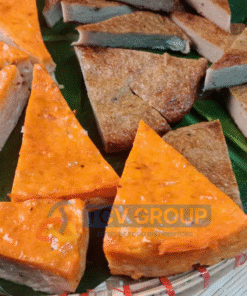 Miếng chả cua TCV Group màu cam đẹp mắt, đặt trên lá chuối xanh