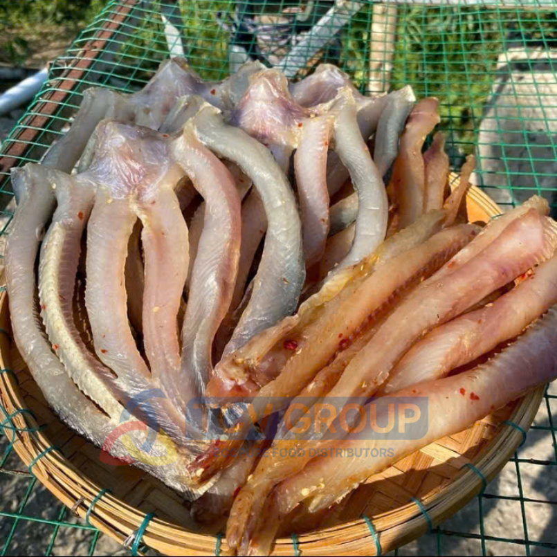 khô cá lóc miếng và khô cá lóc sợi phơi dưới nắng