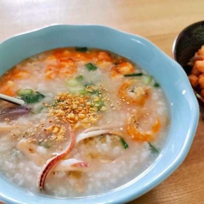 cháo nấu cùng với tôm khô